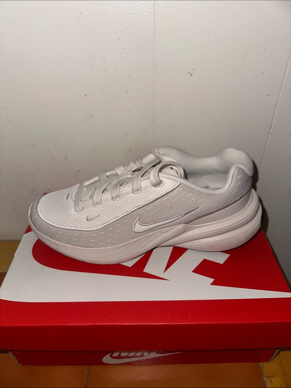 Nike Women White Mesh Athletic Sneakers size 7W and 5.5Y